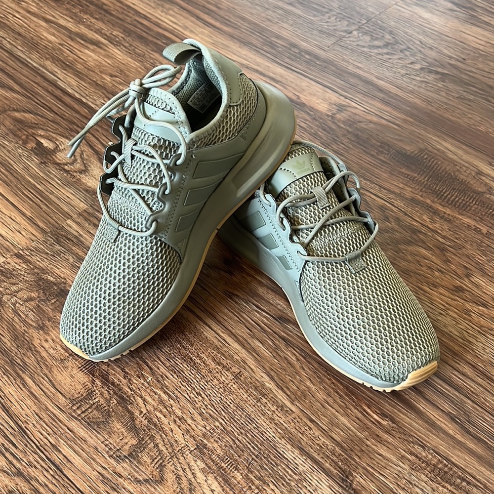 Adidas Army Green Size 7 women’s (size 5 kids)